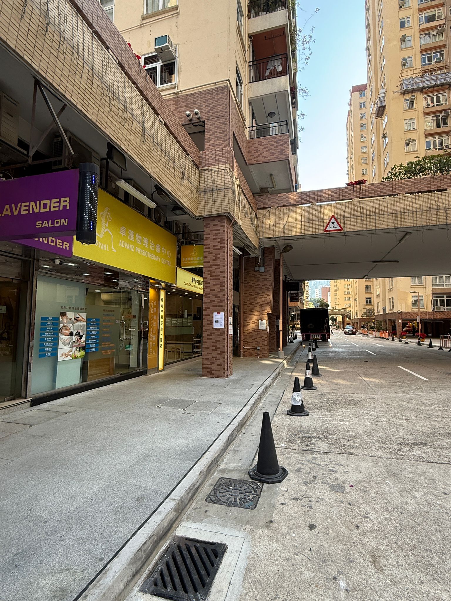 卓滙物理治療中心美孚診所外觀及蘭秀道街景